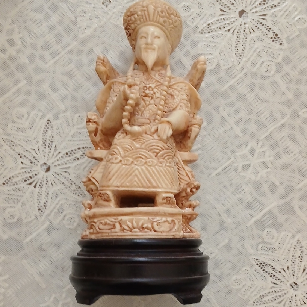 Intricate Carved Figurines in Decorative Box Vintage - Picture 6 of 7